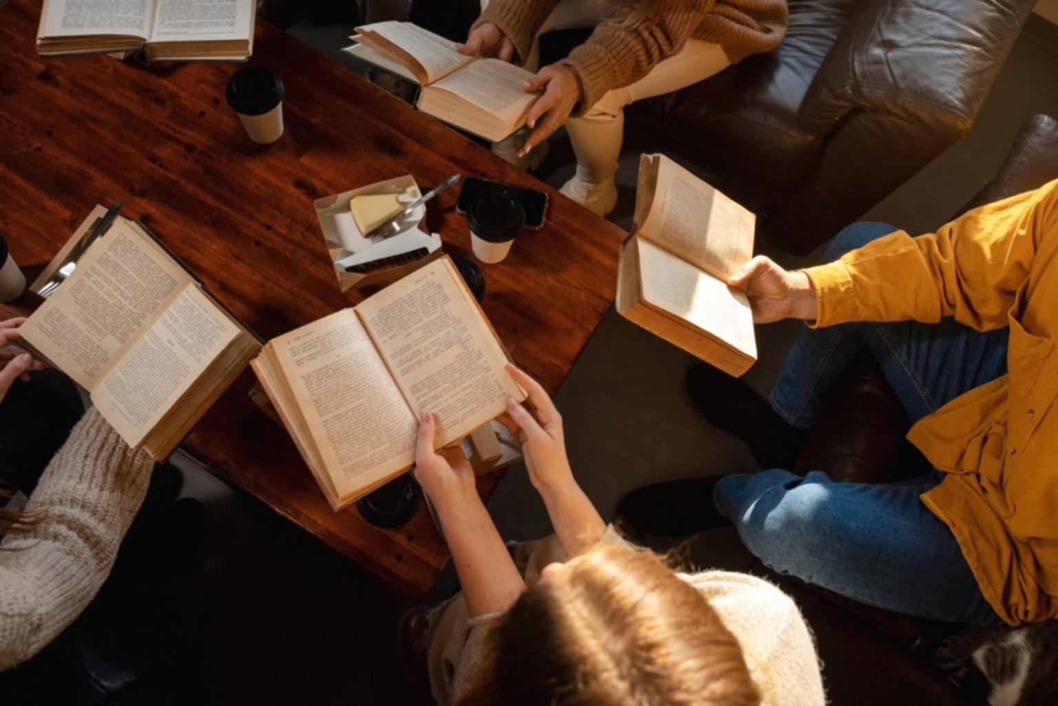 Bureau moderne avec documents financiers et graphiques de performance